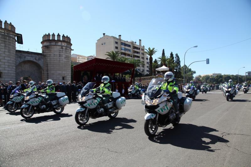 Imágenes del desfile en Badajoz con motivo del Día de la Guardia Civil