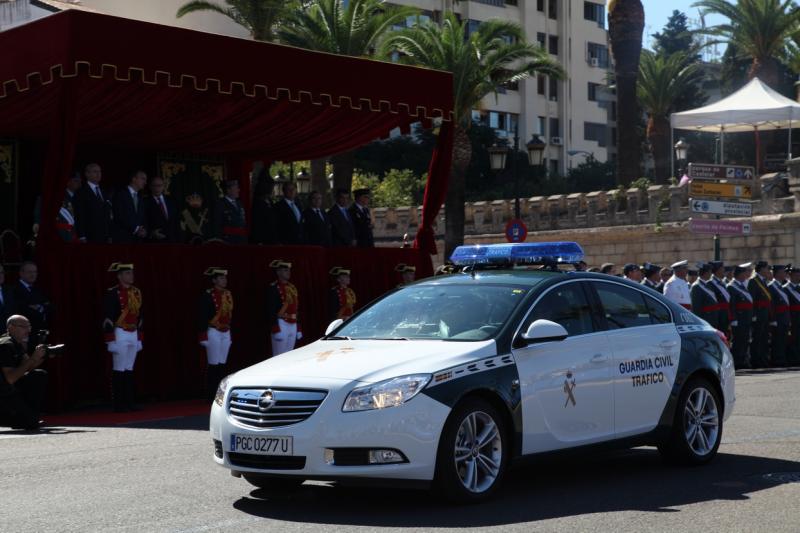 Imágenes del desfile en Badajoz con motivo del Día de la Guardia Civil