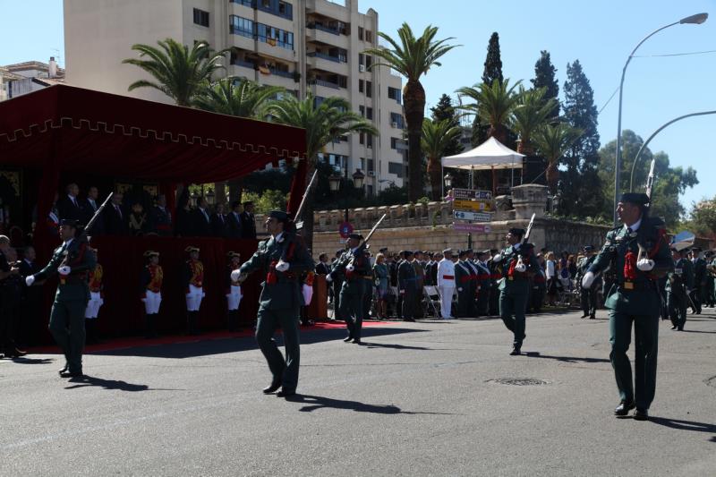 Imágenes del desfile en Badajoz con motivo del Día de la Guardia Civil