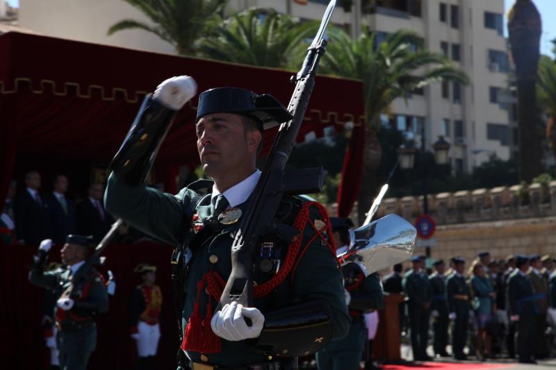 Imágenes del desfile en Badajoz con motivo del Día de la Guardia Civil