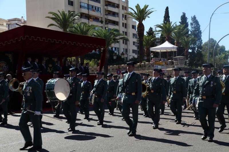 Imágenes del desfile en Badajoz con motivo del Día de la Guardia Civil