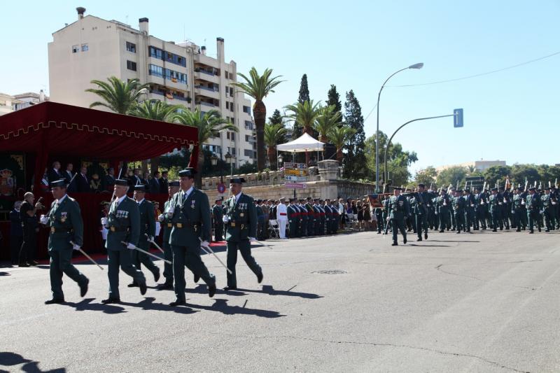 Imágenes del desfile en Badajoz con motivo del Día de la Guardia Civil