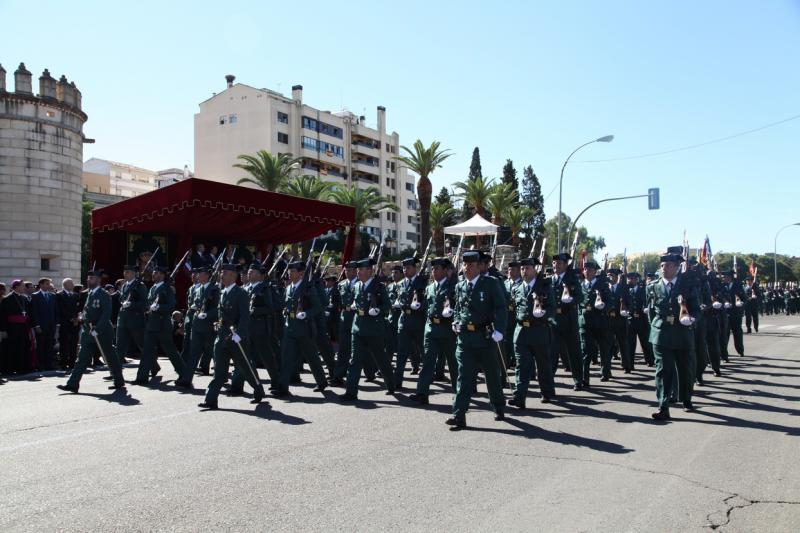 Imágenes del desfile en Badajoz con motivo del Día de la Guardia Civil