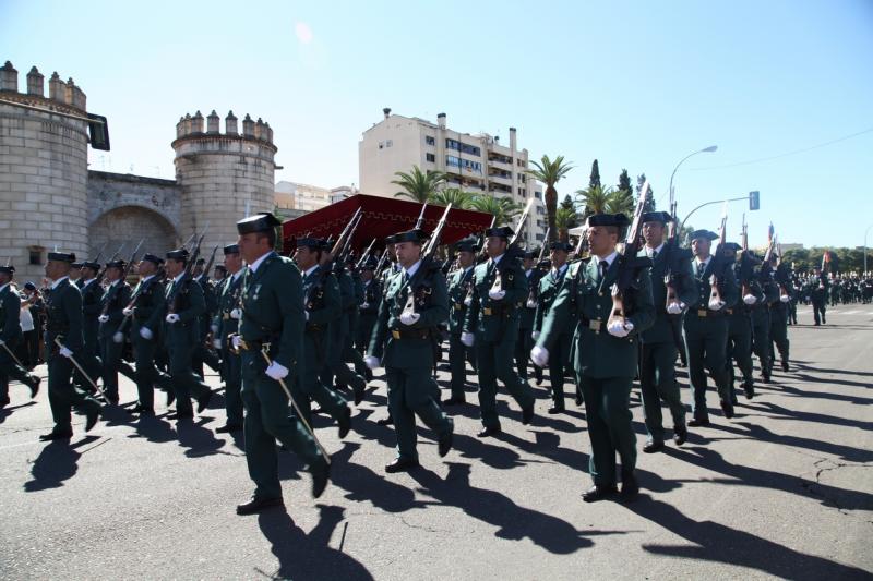 Imágenes del desfile en Badajoz con motivo del Día de la Guardia Civil