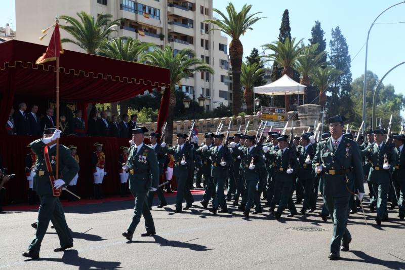 Imágenes del desfile en Badajoz con motivo del Día de la Guardia Civil