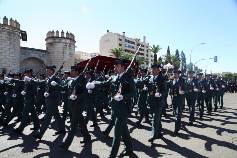 Imágenes del desfile en Badajoz con motivo del Día de la Guardia Civil