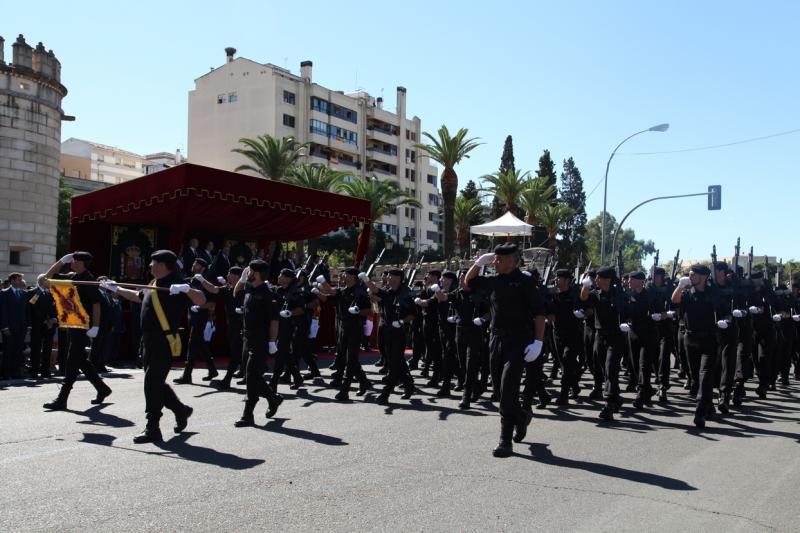 Imágenes del desfile en Badajoz con motivo del Día de la Guardia Civil