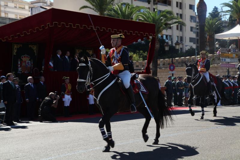 Imágenes del desfile en Badajoz con motivo del Día de la Guardia Civil