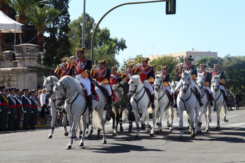 Imágenes del desfile en Badajoz con motivo del Día de la Guardia Civil