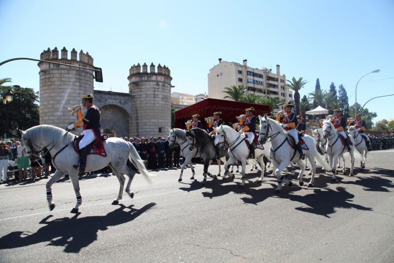 Imágenes del desfile en Badajoz con motivo del Día de la Guardia Civil