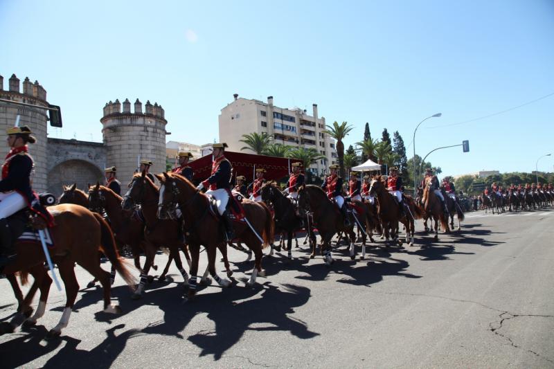 Imágenes del desfile en Badajoz con motivo del Día de la Guardia Civil