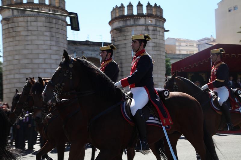 Imágenes del desfile en Badajoz con motivo del Día de la Guardia Civil