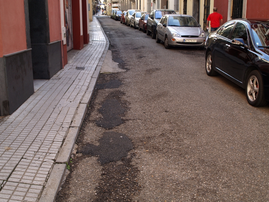 Vecinos del Casco Antiguo recogen firmas para que pavimenten varias calles