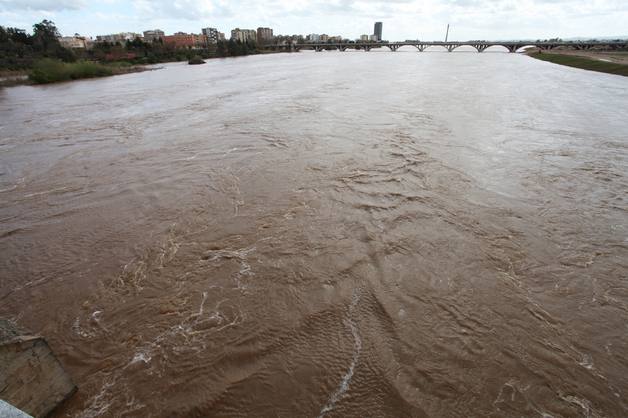 El caudal del Guadiana en Badajoz alcanza al Paseo Fluvial