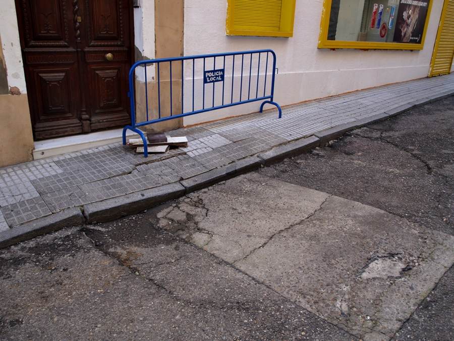 Vecinos del Casco Antiguo recogen firmas para que pavimenten varias calles