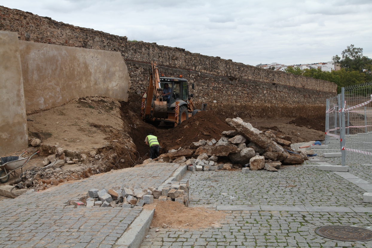 Comienzan los movimientos de tierra para el nuevo parking de El Campillo