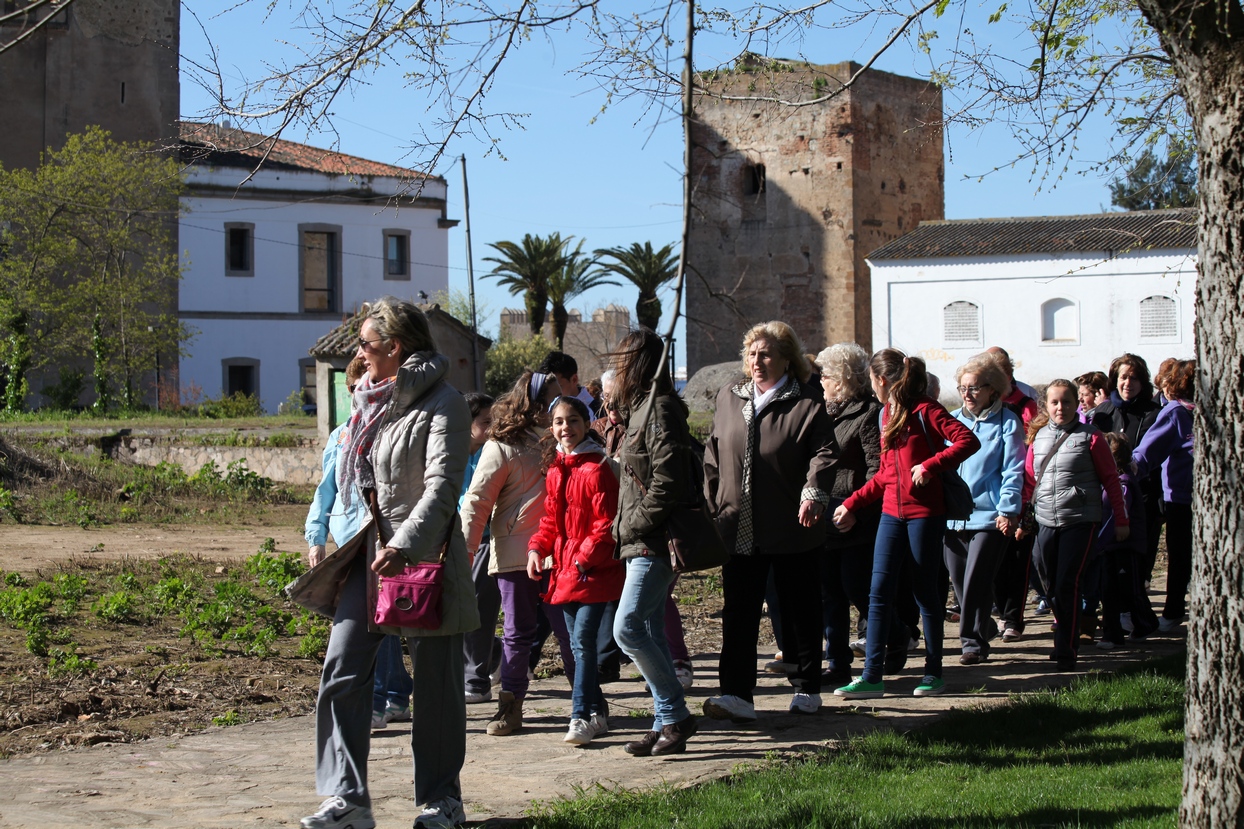 Mayores y niños buscan el tesoro perdido en la Alcazaba