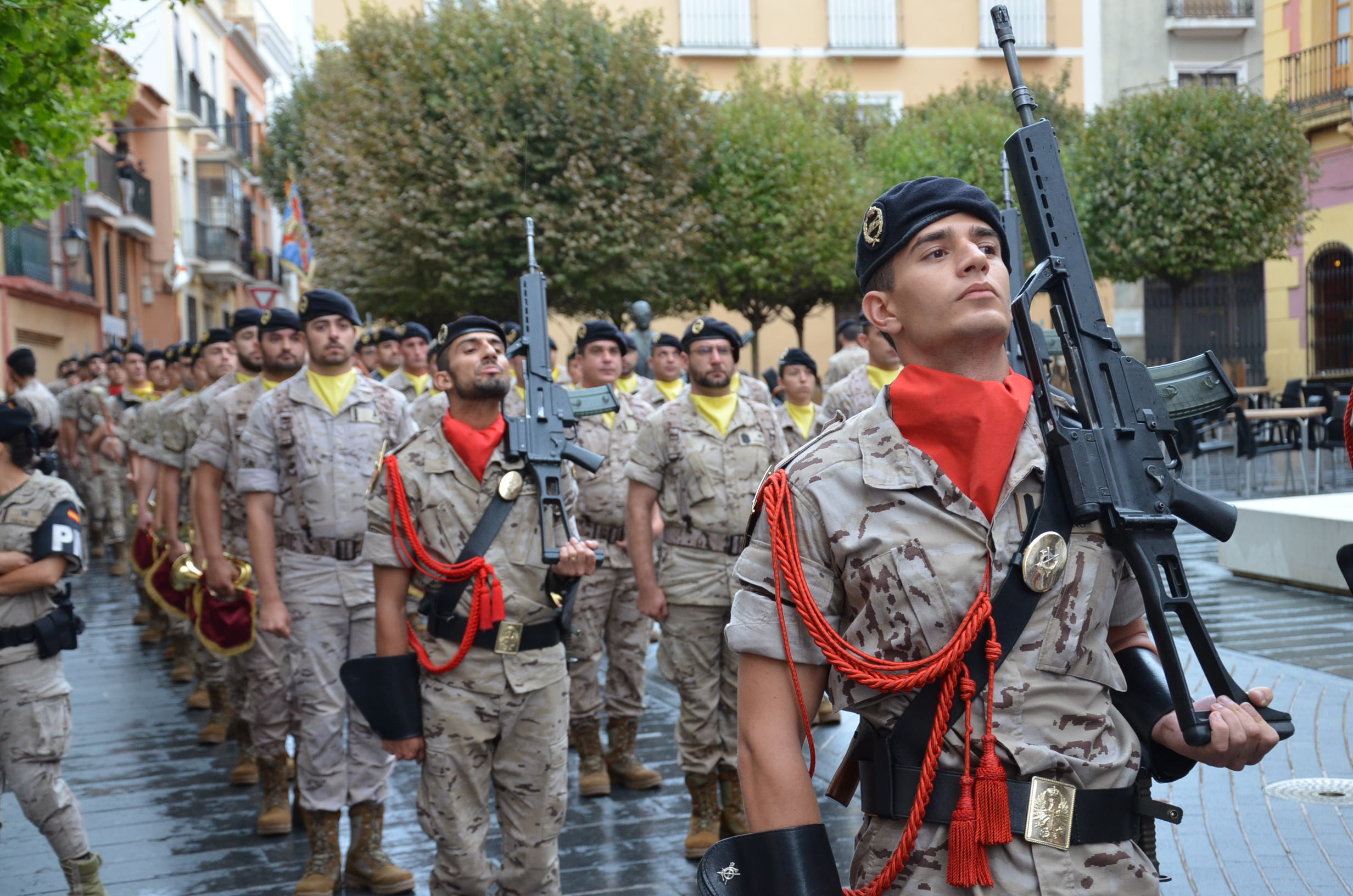 La lluvia respeta el toque de retreta militar