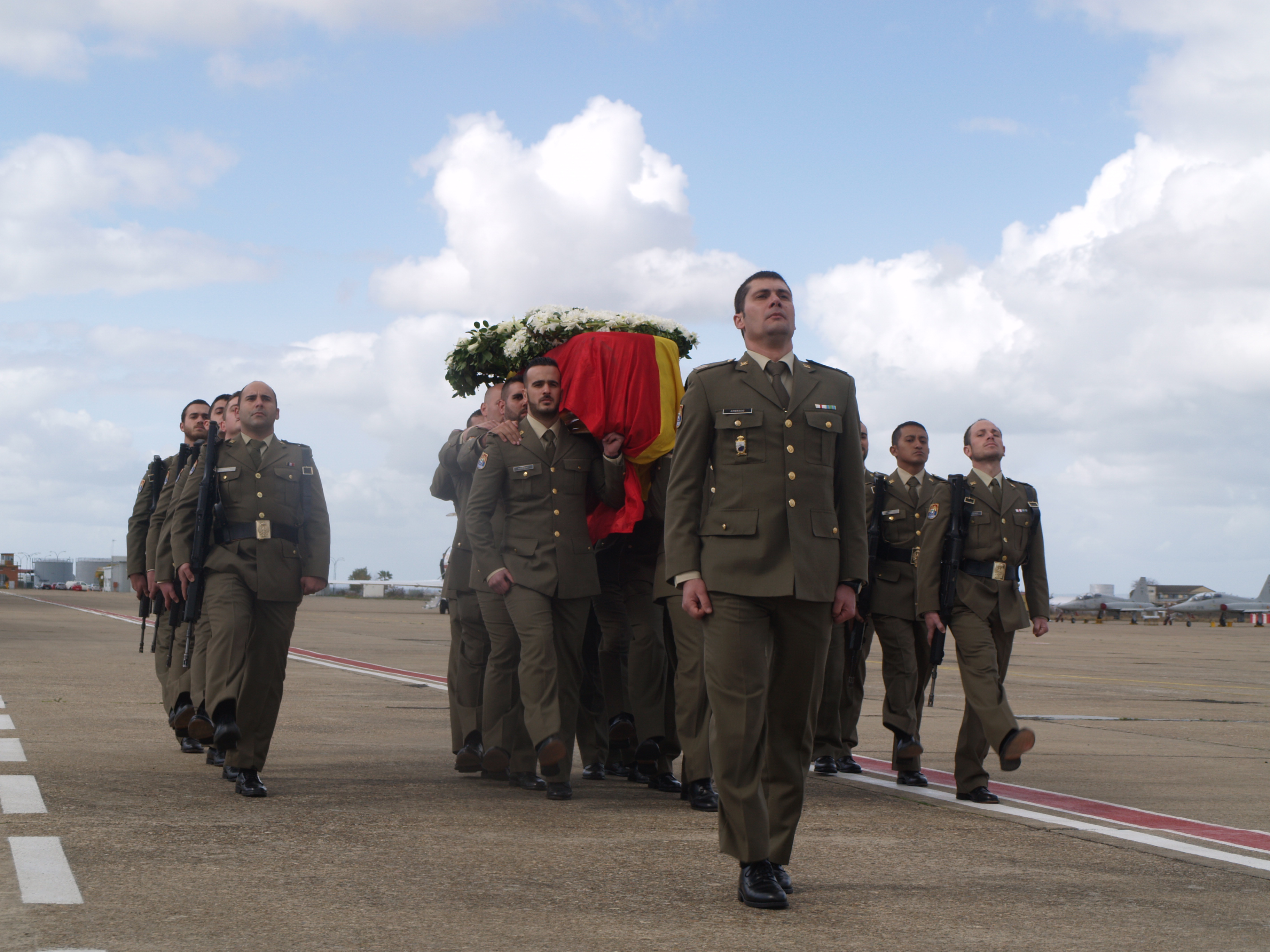 Aterriza en la Base de Talavera el féretro del soldado fallecido en Líbano