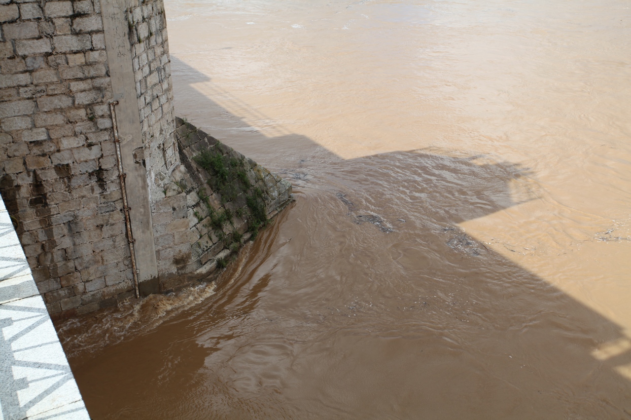 El caudal del Guadiana en Badajoz alcanza al Paseo Fluvial