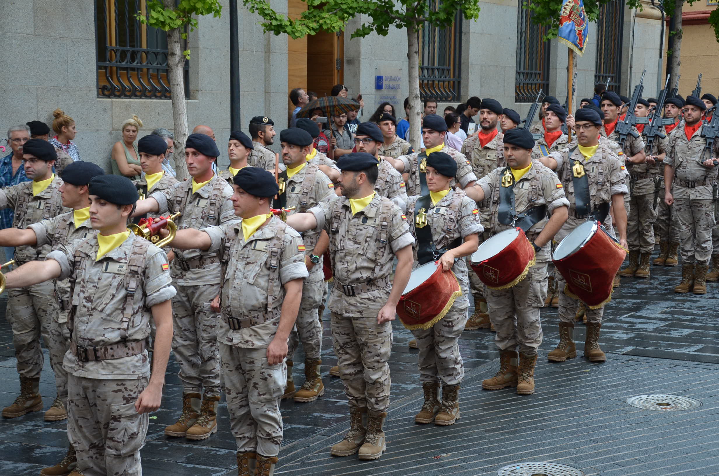 La lluvia respeta el toque de retreta militar