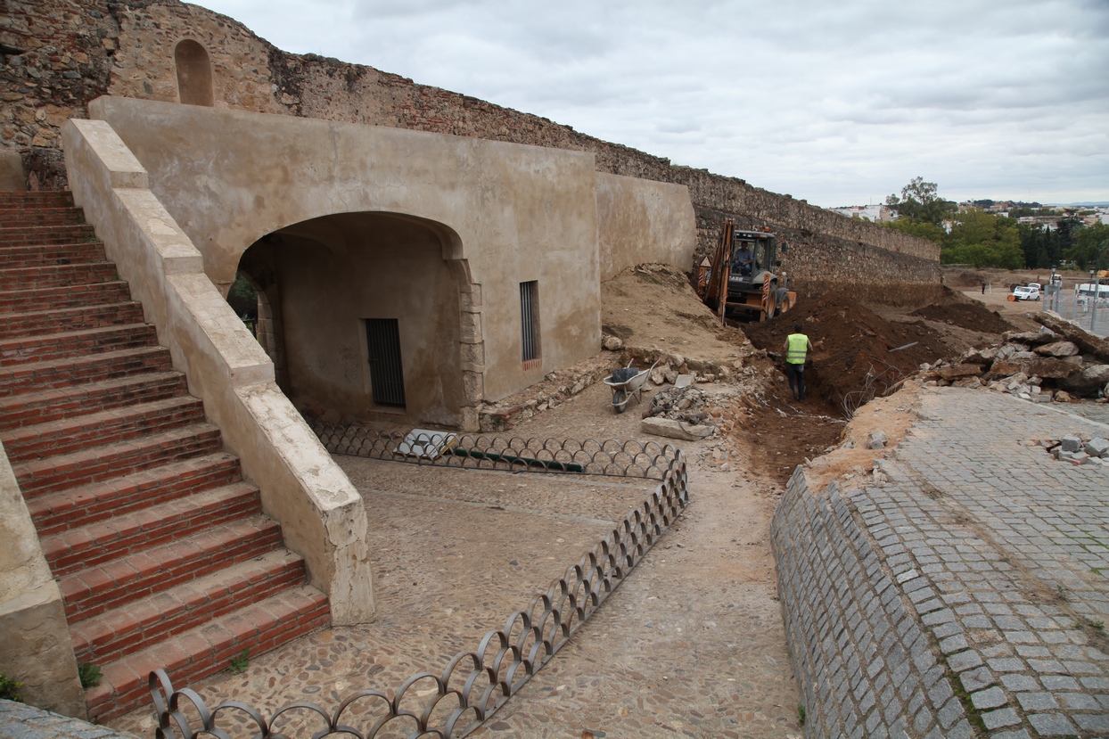 Comienzan los movimientos de tierra para el nuevo parking de El Campillo