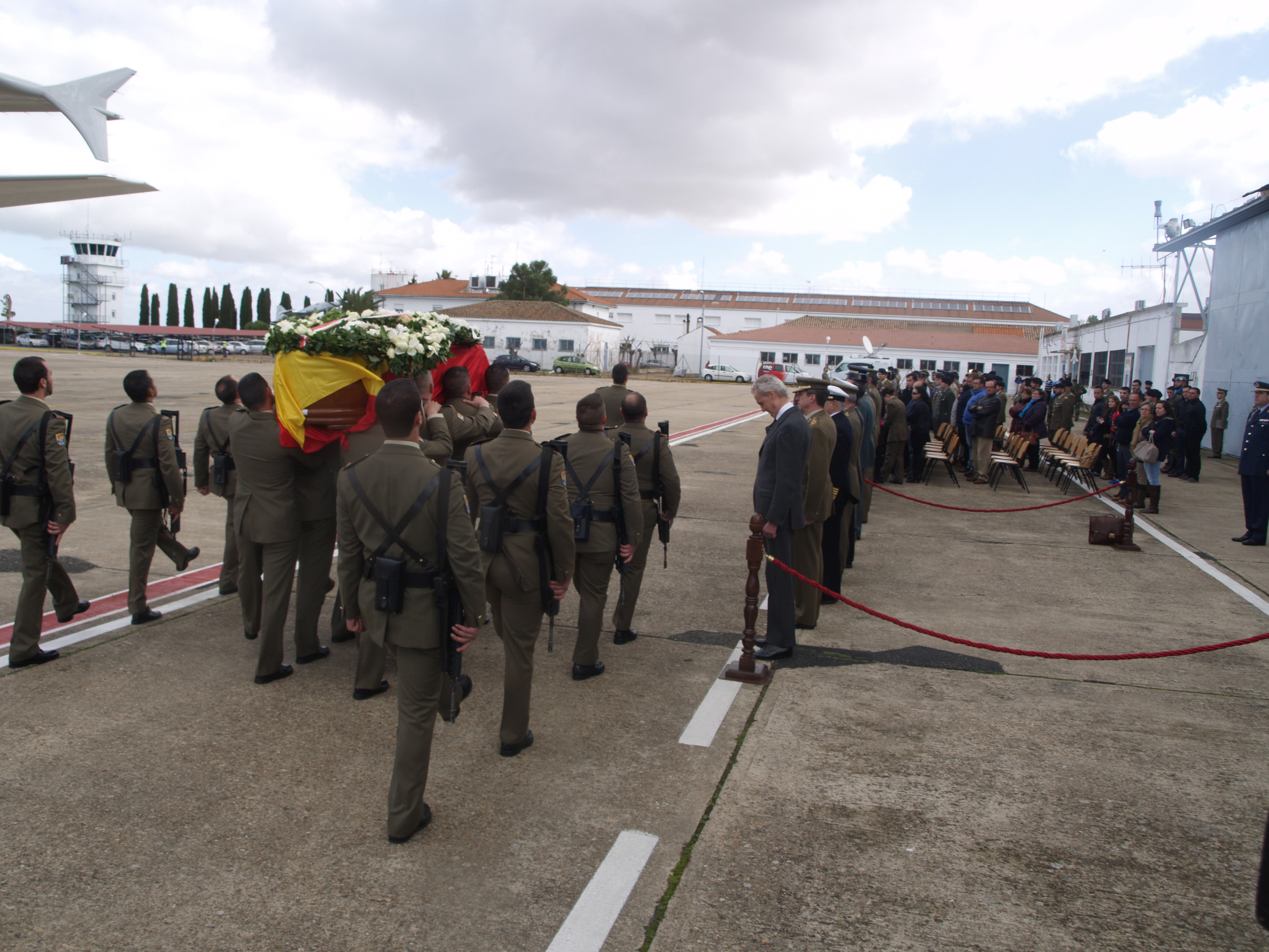 Aterriza en la Base de Talavera el féretro del soldado fallecido en Líbano