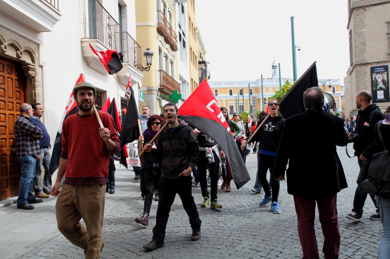 Unos 2.000 manifestantes recorren las calles de Badajoz el día del trabajador