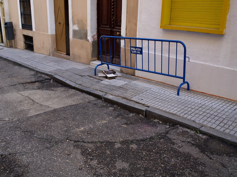 Vecinos del Casco Antiguo recogen firmas para que pavimenten varias calles