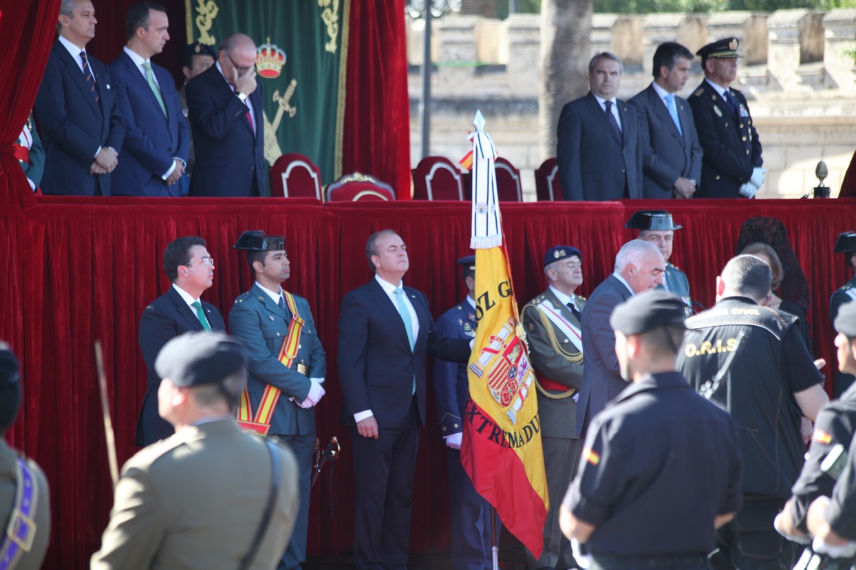 Imágenes del desfile en Badajoz con motivo del Día de la Guardia Civil