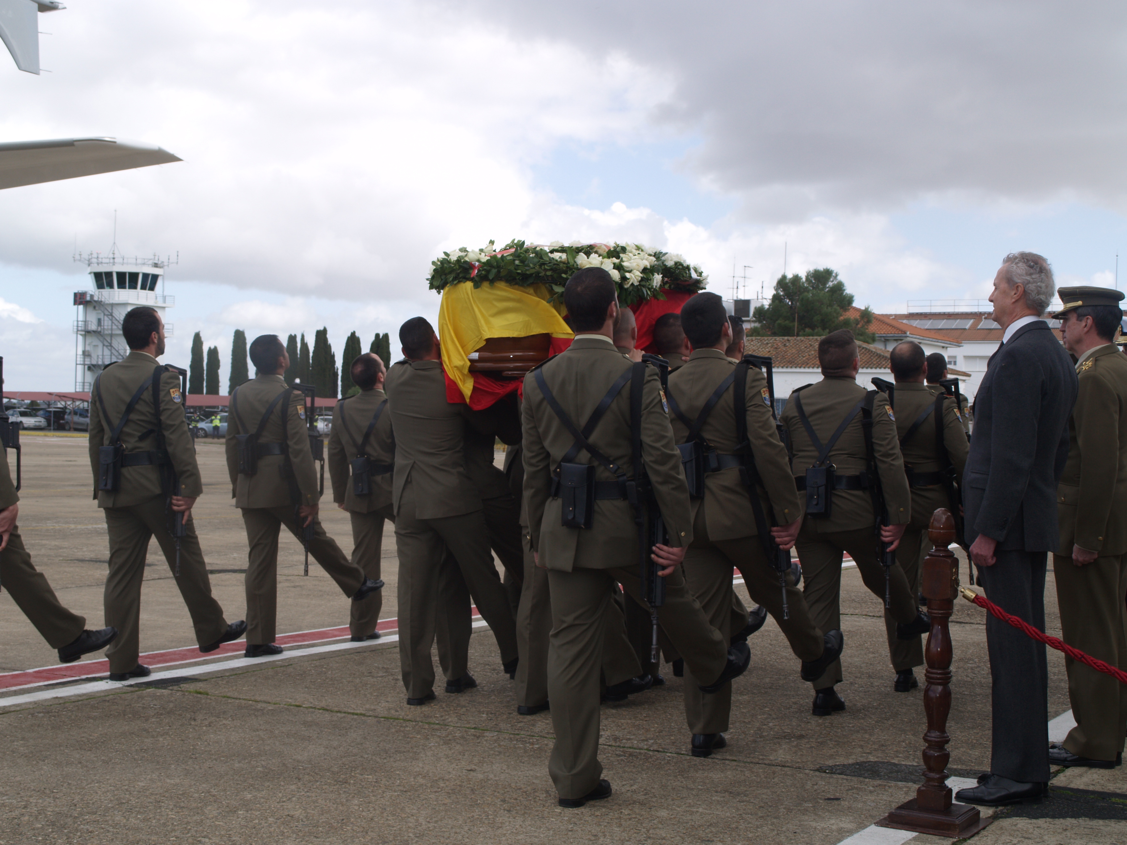 Aterriza en la Base de Talavera el féretro del soldado fallecido en Líbano