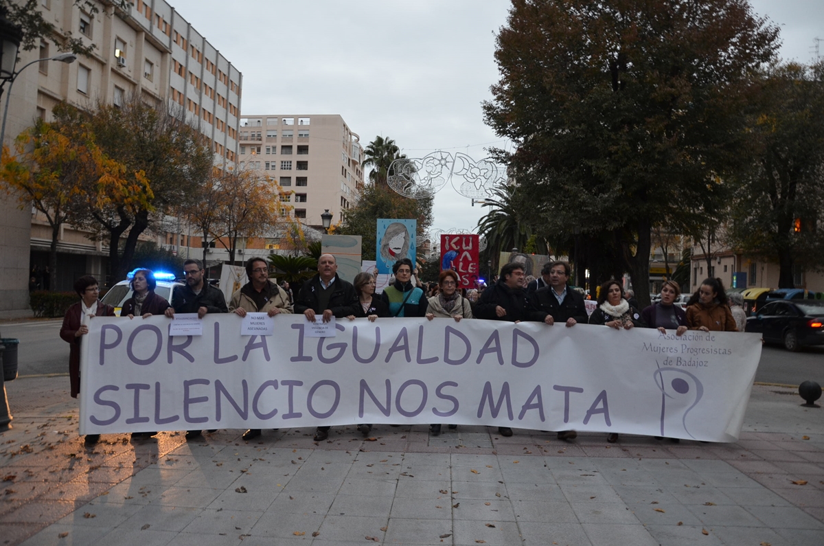 Imágenes de la manifestación contra la violencia de género en Badajoz