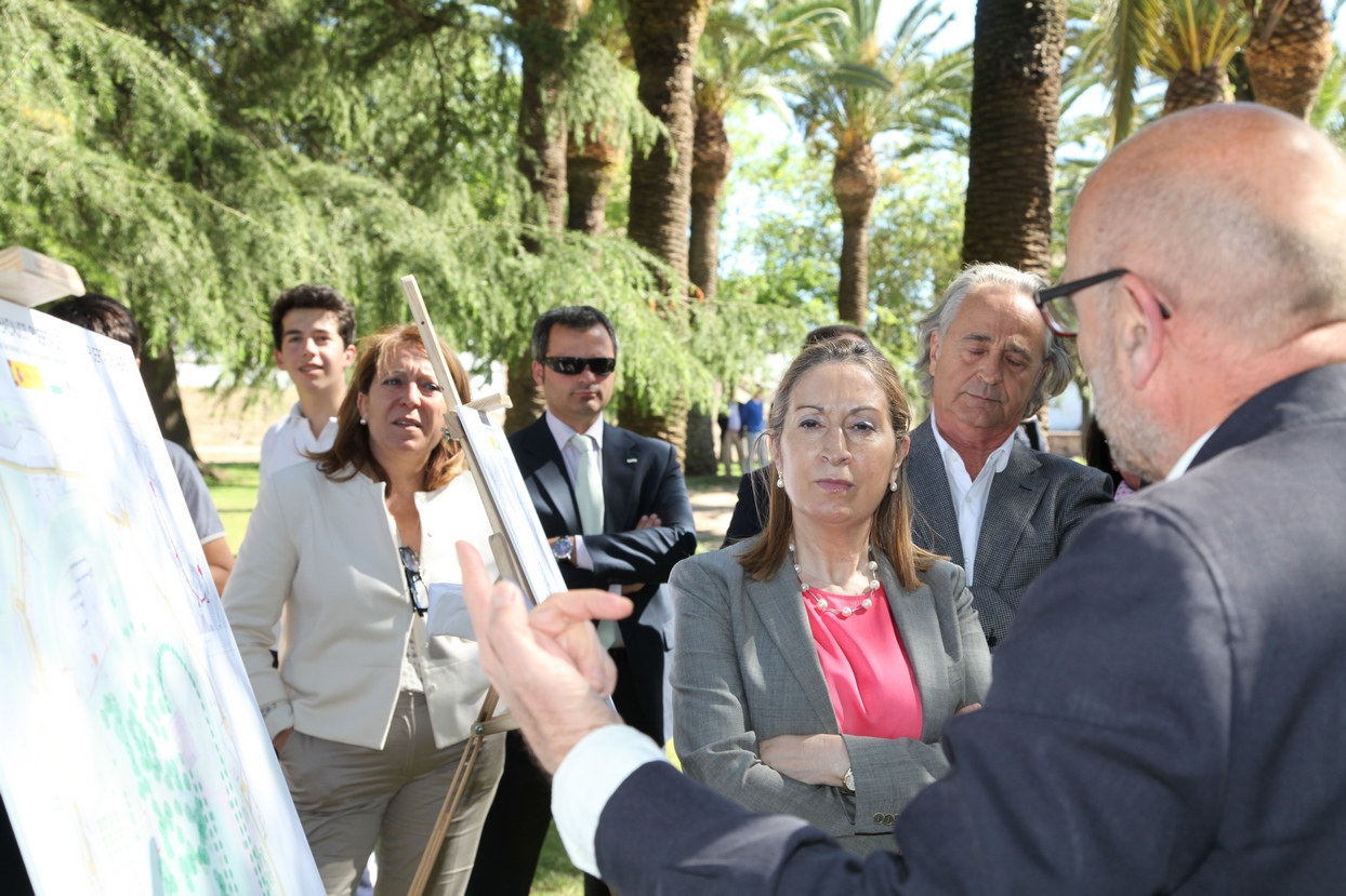 La Ministra, Ana Pastor, visita la Alcazaba de Badajoz