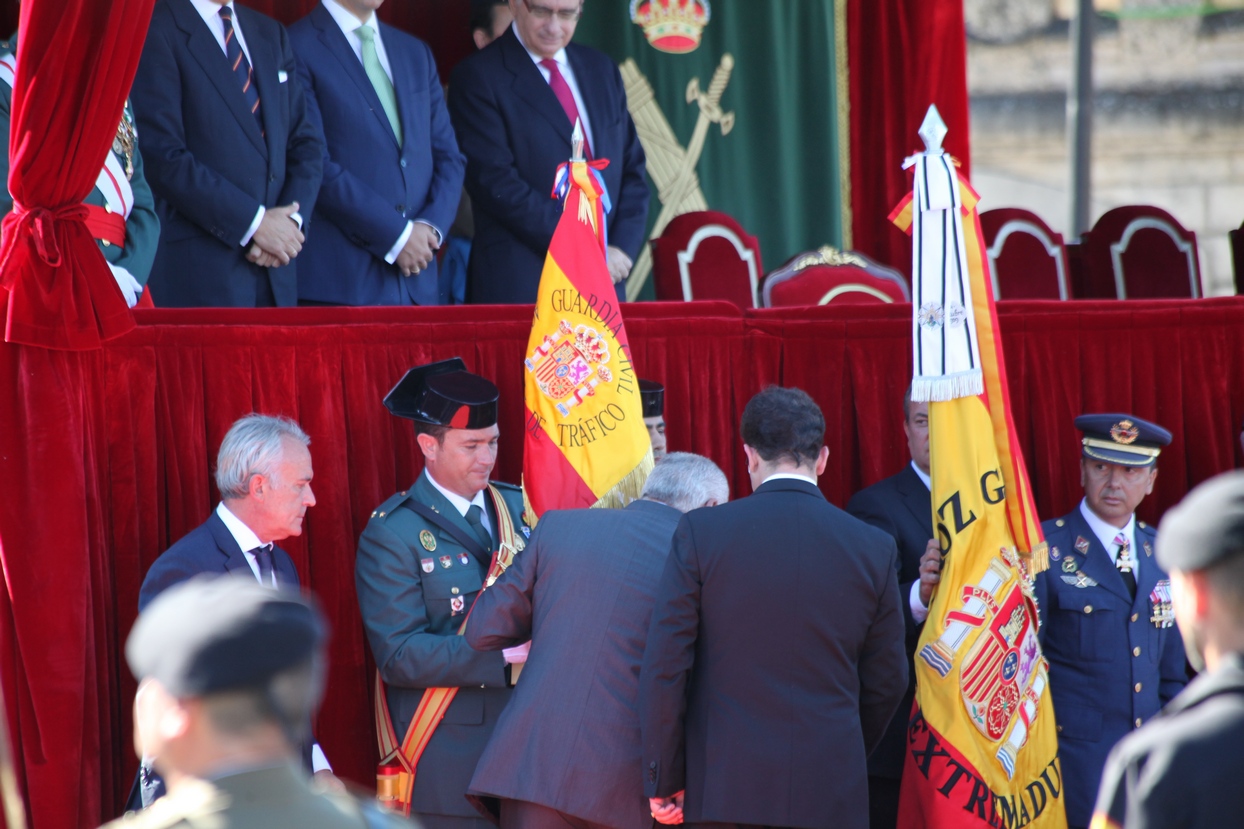 Imágenes del desfile en Badajoz con motivo del Día de la Guardia Civil