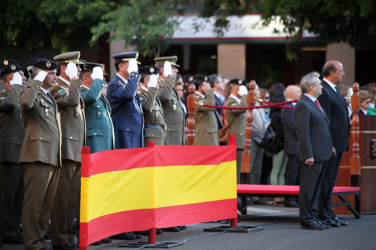 Homenaje a la Bandera y las Fuerzas Armadas? en Badajoz