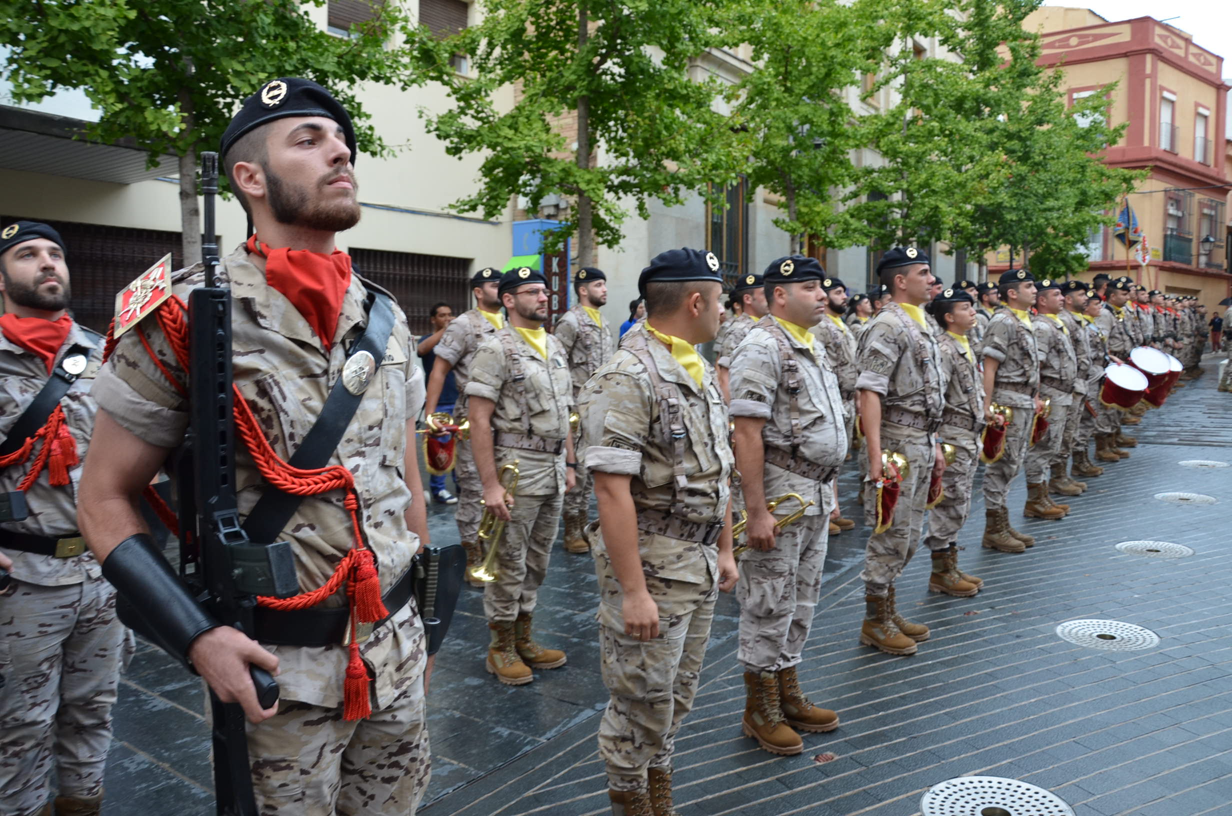 La lluvia respeta el toque de retreta militar