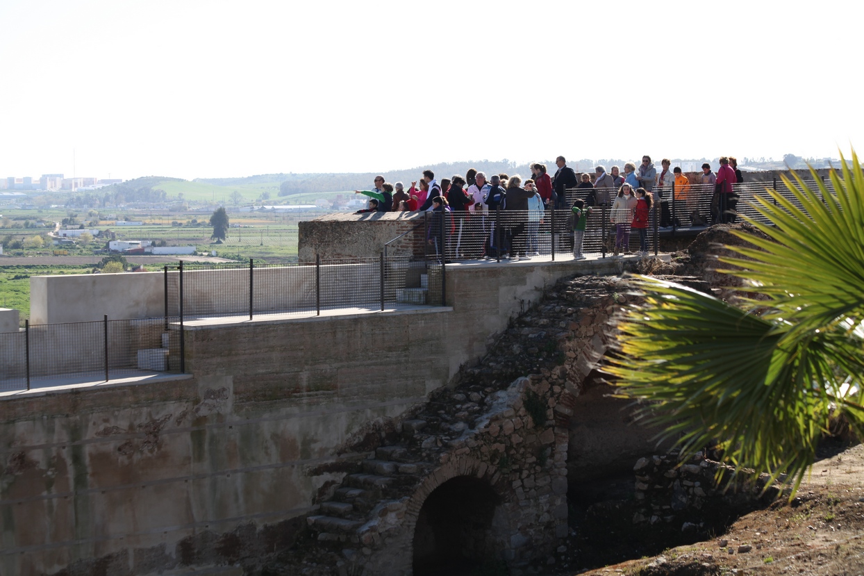 Mayores y niños buscan el tesoro perdido en la Alcazaba