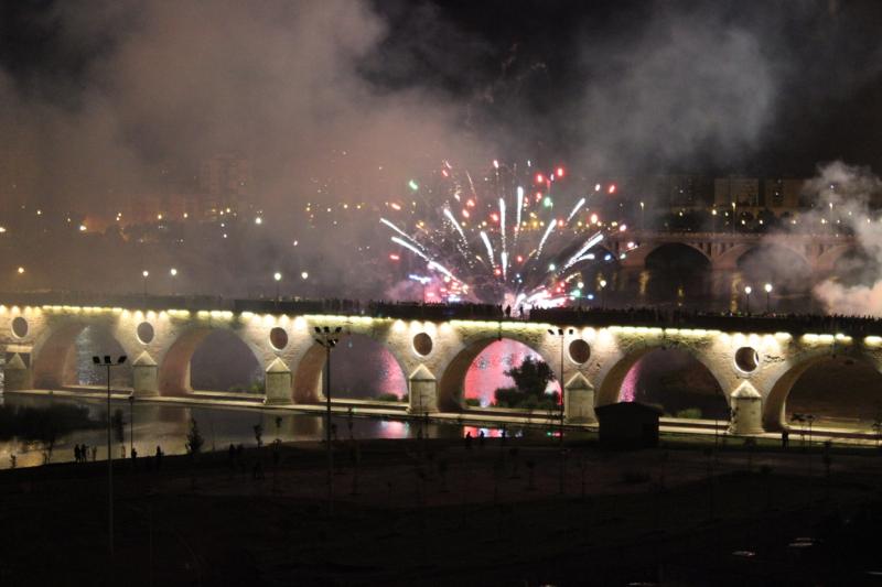 Multitud de pacenses disfrutan de los cohetes de San Juan