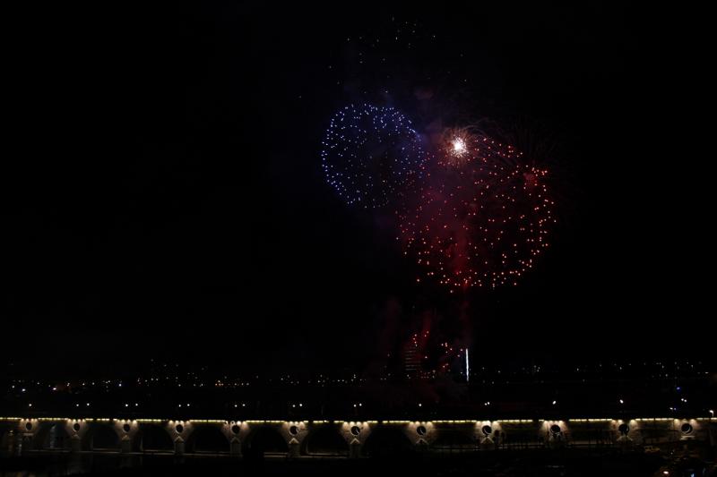 Multitud de pacenses disfrutan de los cohetes de San Juan