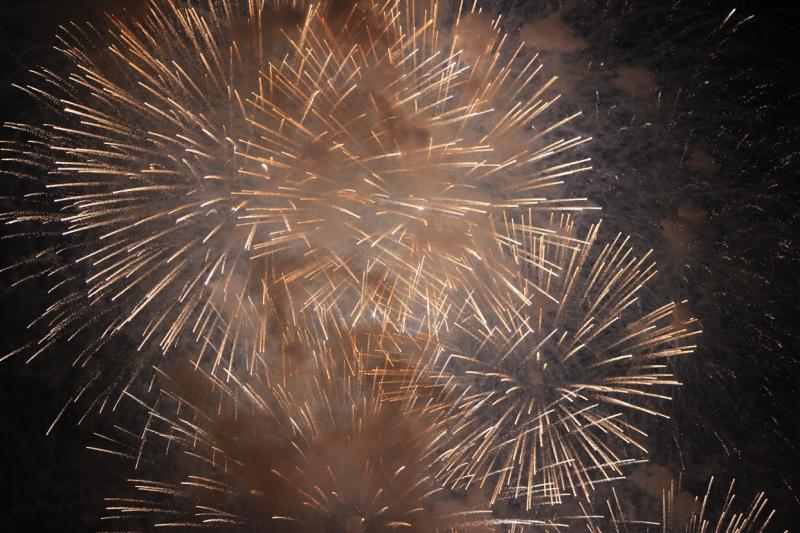 Multitud de pacenses disfrutan de los cohetes de San Juan