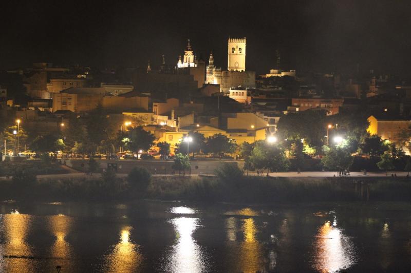 Multitud de pacenses disfrutan de los cohetes de San Juan