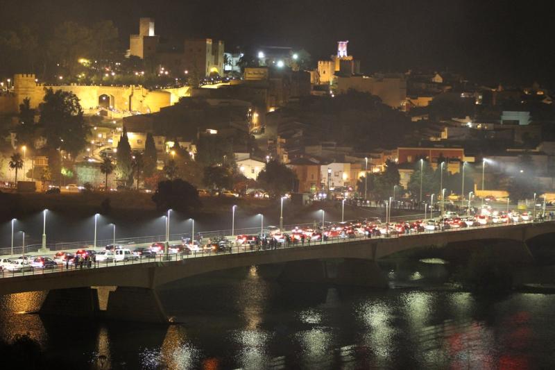 Multitud de pacenses disfrutan de los cohetes de San Juan