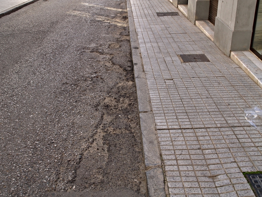 Vecinos del Casco Antiguo recogen firmas para que pavimenten varias calles