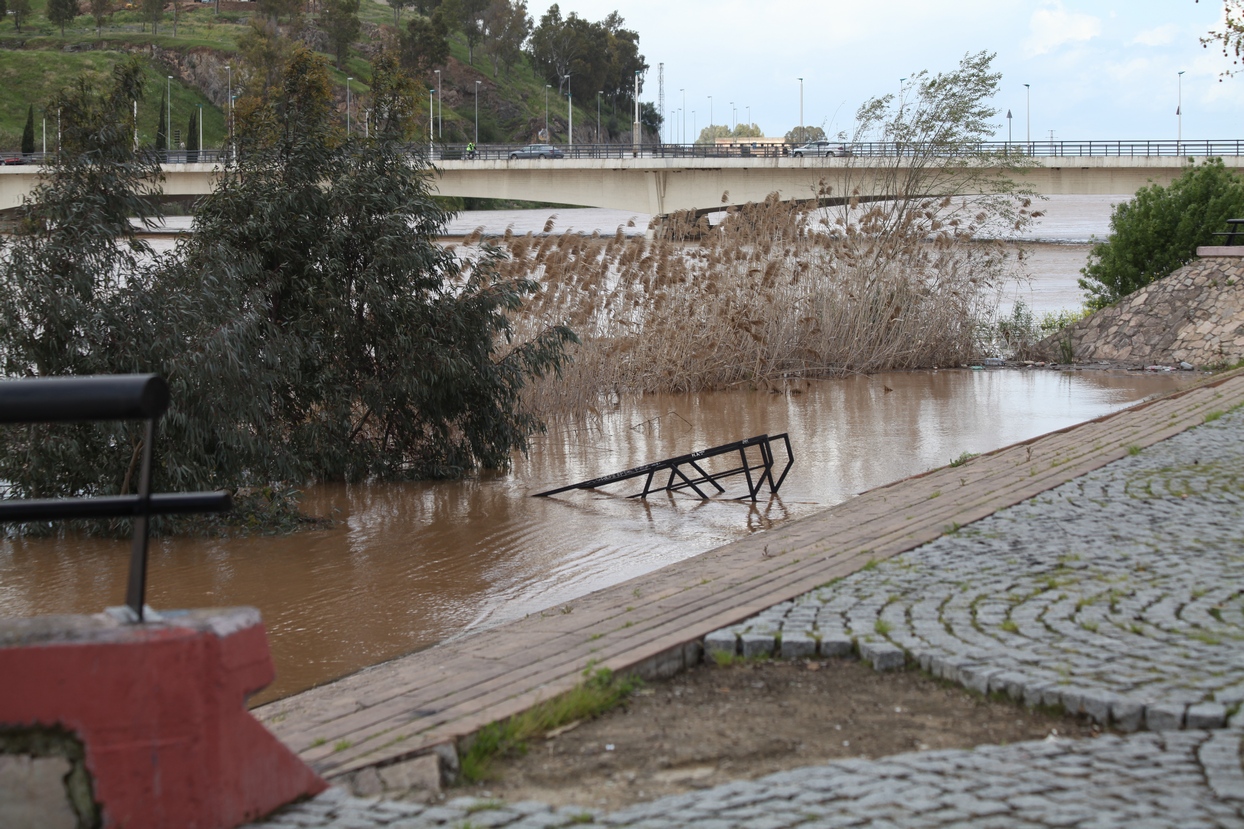 El caudal del Guadiana en Badajoz alcanza al Paseo Fluvial