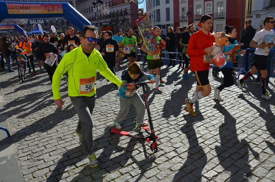 Cerca de 200 corredores participan en la carrera solidaria “Ningún Niñ@ sin juguete” Parte 1