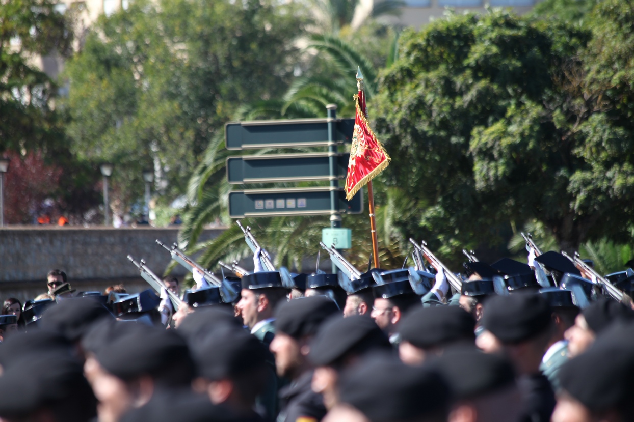 Imágenes del desfile en Badajoz con motivo del Día de la Guardia Civil