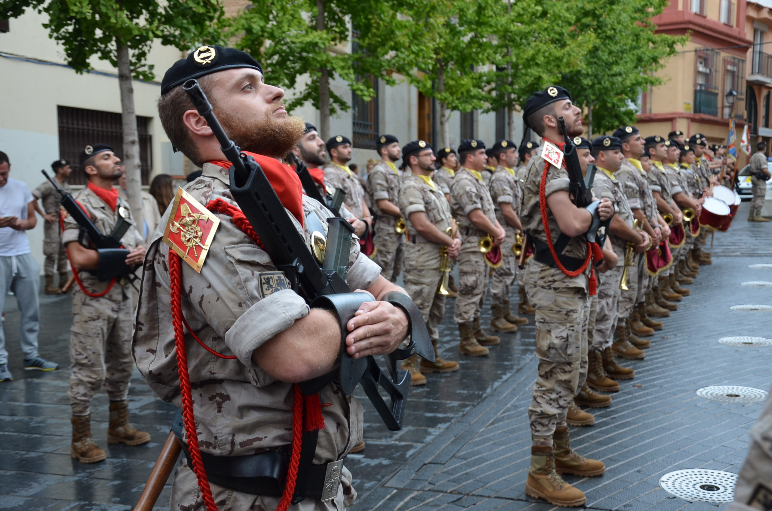 La lluvia respeta el toque de retreta militar