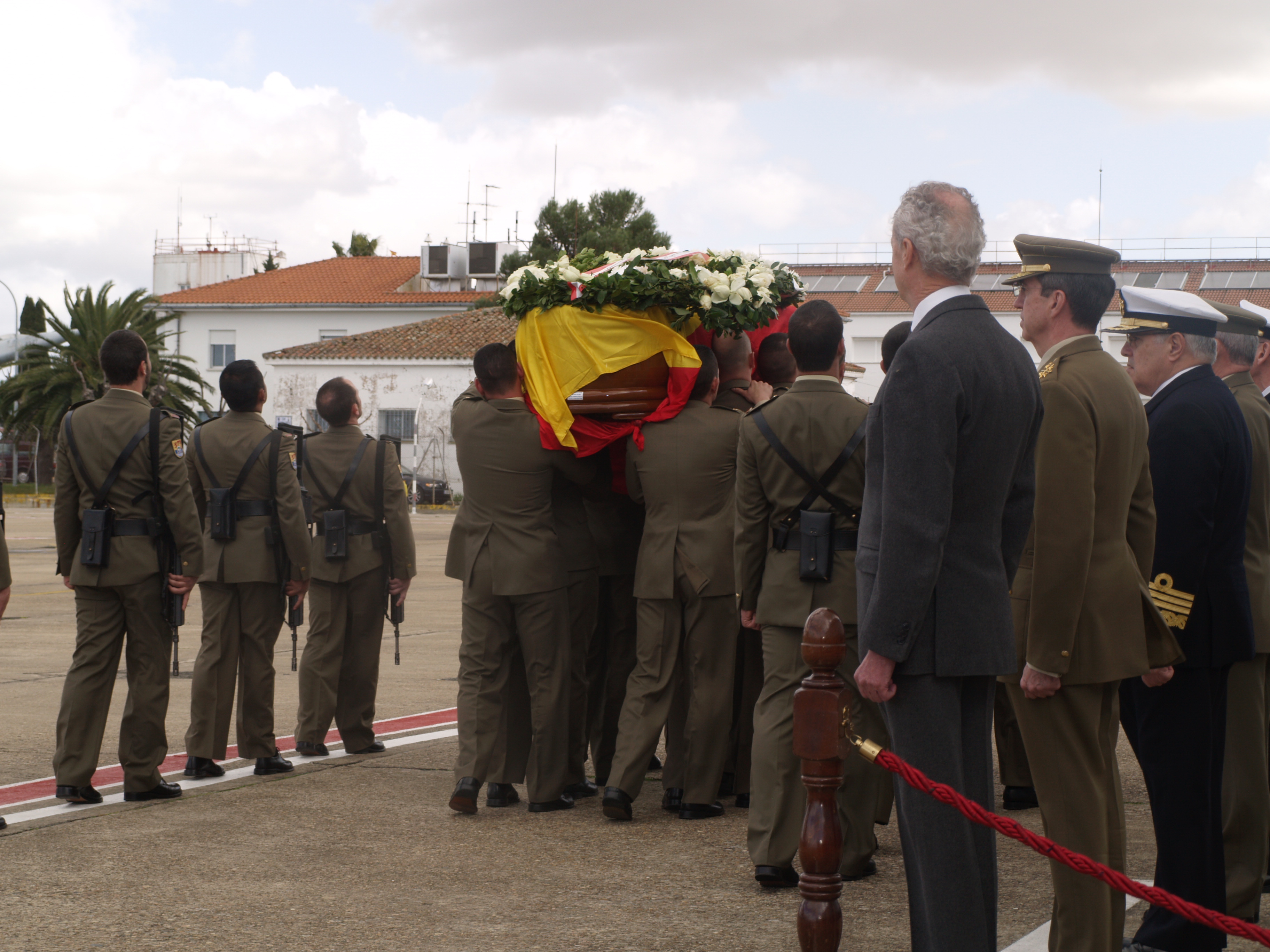 Aterriza en la Base de Talavera el féretro del soldado fallecido en Líbano