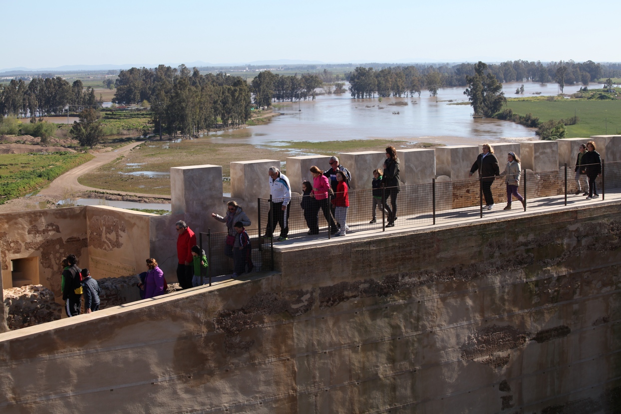 Mayores y niños buscan el tesoro perdido en la Alcazaba