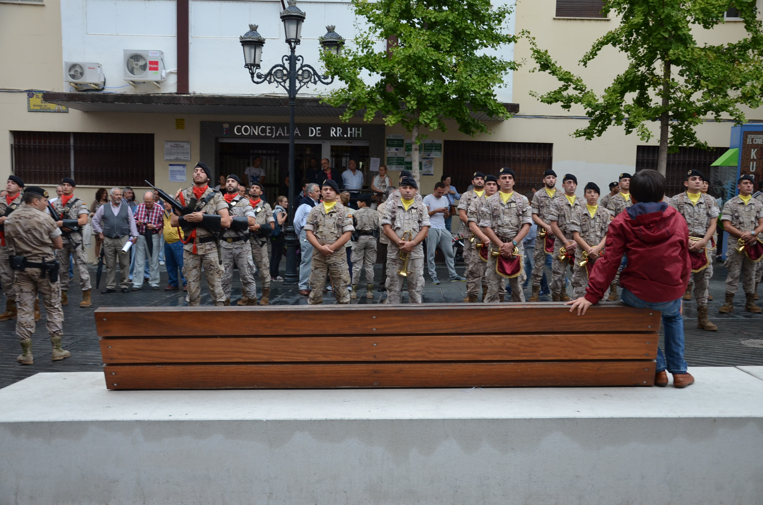 La lluvia respeta el toque de retreta militar